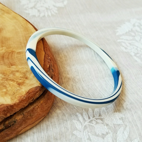 Vintage Jewelry - 1 DAY SALE! Vintage Marbelized Lucite Bangle 💙